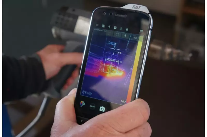 Das Cat S61 begeistert mit Robustheit und Funktionsvielfalt. Als Highlight besitzt das Android Smartphone eine integrierte Flir Wärmebildkamera, die Temperaturen zwischen -20° C und +400° C in HD-Auflösung darstellen kann.
