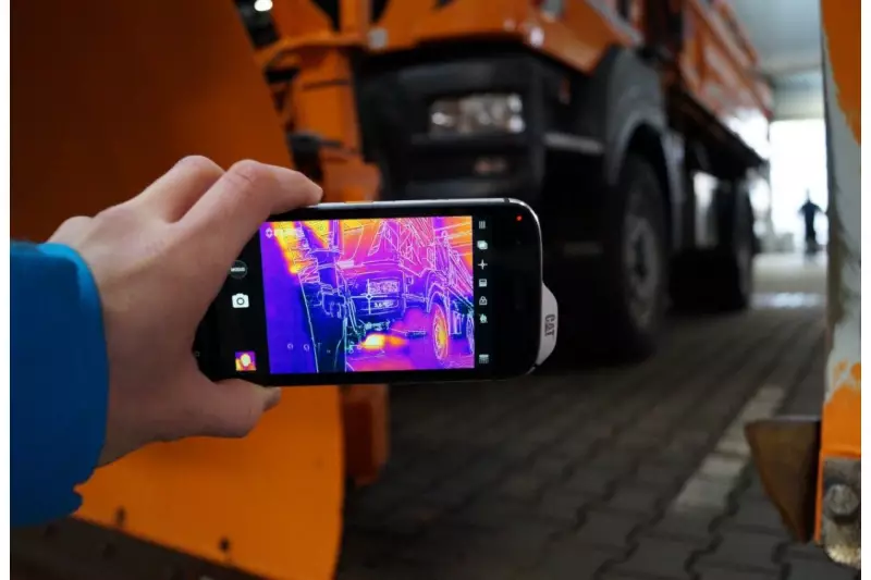 Das S61 besitzt eine integrierte FLIR Wärmebildkamera, die Temperaturen zwischen -20° C und +400° C in HD-Auflösung darstellen kann. 