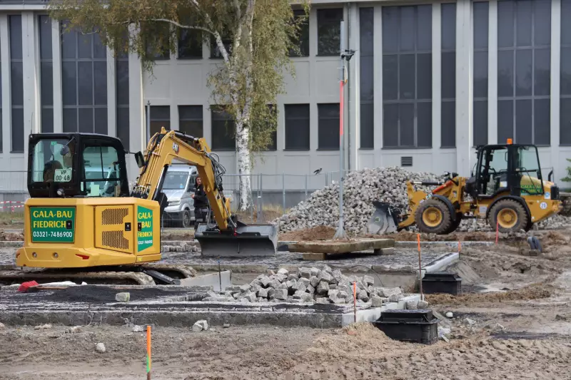 Aktuell legen Cat Mobilbagger, Minibagger, Radlader und Walze einen neuen Parkplatz rund um das Sportforum Berlin im Bezirk Lichtenberg an. 
