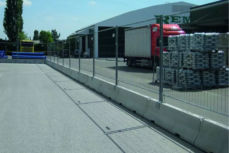 Ein Baustellenbereich auf dem Werksgelände eines Baustoffhandels wurde mit Citybloc-Elementen und aufgesetzten Bauzäunen abgesichert.