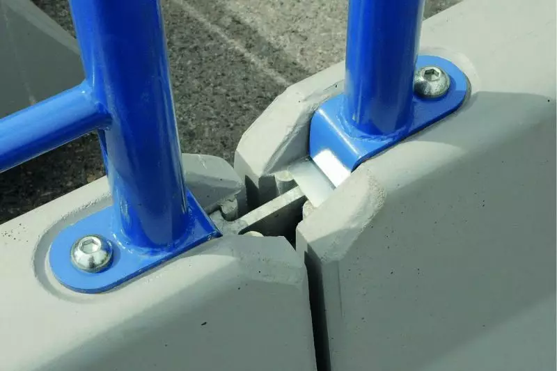 Die aus dem Deltabloc-Kupplungssystem entwickelte Elementverbindung ermöglicht rasche und einfache Montage von Citybloc-Elementketten, die zuverlässigen Durchbruchschutz ermöglichen.