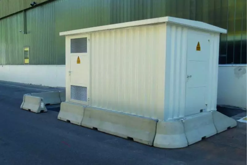 Auf einem Firmengrundstück in Lienz (Osttirol) wurde ein Trafohäuschen mit Citybloc-Elementen gegen den fließenden Verkehr abgesichert.