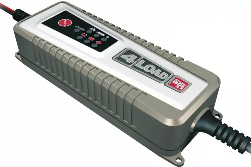 Die Chargebox von Novitec kann die Batterie sowohl über den Zigarettenanzünderanschluss als auch über Aufsteckzangen aufladen.