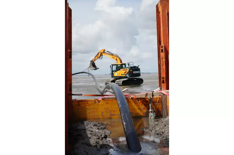 Im Wattenmeer vor Dagebüll setzt Christoffers aus Wiefelstede den Hyundai- Kettenbagger HX140A bei der Herstellung von 6 Horizontalbohrungen bis zu einer Länge von 960 m ein.
