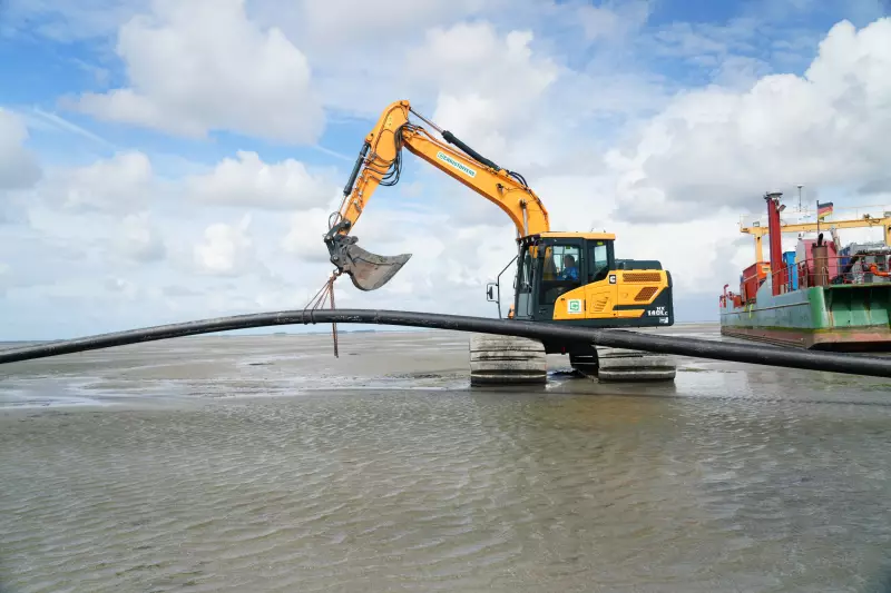 Die Baustelle im Biosphärenreservat Wattenmeer unterliegt höchsten Umweltstandards. Panolin-Befüllung ist für den 14-t-Kettenbagger vorgeschrieben.
