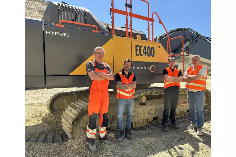 
Überzeugt von Leistung und Verbrauch des EC400 Hybrid (v.l.n.r.): Fahrer Johann Eibl, Christian Gammel (Teamleiter Technik), Betriebsleiter Jörg Tscharke und Gerhard Brunlehner (Verkaufsberater Robert Aebi)

