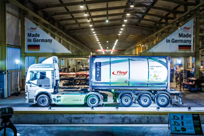 Ein neu entwickeltes Chemiechassis für Elektro-Zugmaschinen bildete das technische Highlight der Innovation Days 2026. Die Konstruktion berücksichtigt die geringere zulässige Sattellast von E-Lkw und setzt auf eine optimierte Achsposition mit leicht größerem Radstand, um die Lastverteilung auszugleichen. Zu den ersten Anwendern zählt der Tankcontainer-Dienstleister Köppen aus Duisburg. Quelle: Fliegl

