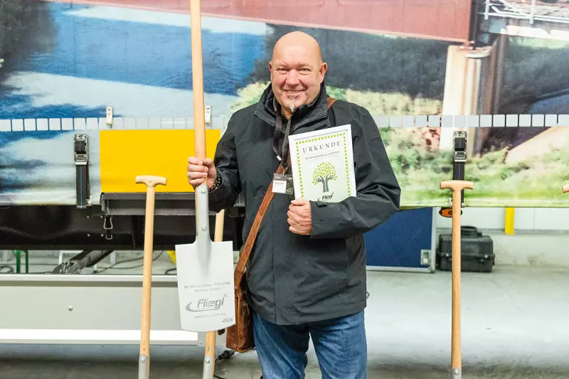 Für Treffpunkt.Bau war Manfred Zwick vor Ort und übernahm im Rahmen der Innovation Days eine Baumpatenschaft auf dem Werksgelände in Triptis. Quelle: Fliegl