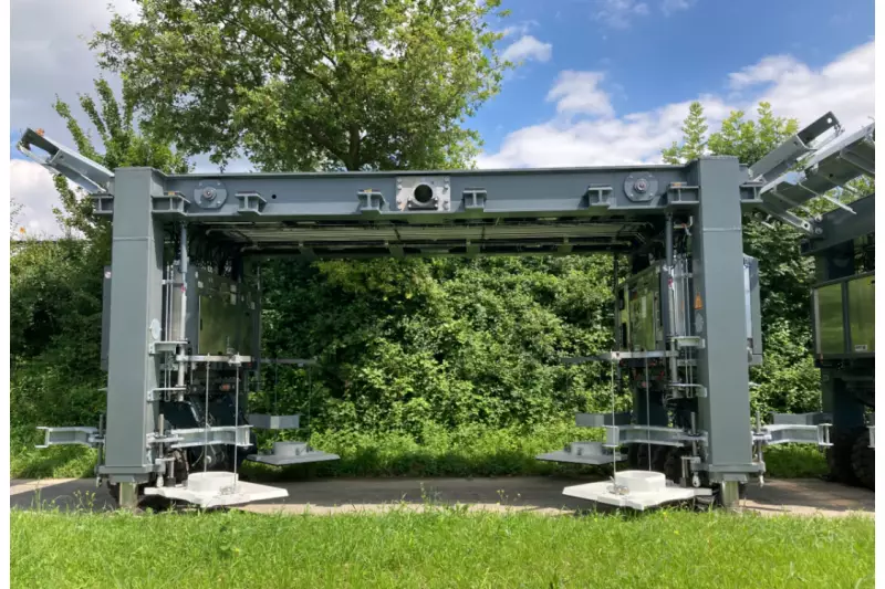 Mit der ASTRA Bridge, einer mobile Brücke, sind Fahrbahnbelagwechsel auf der Autobahn möglich, ohne den Verkehr zu behindern oder einen Stau zu erzeugen.