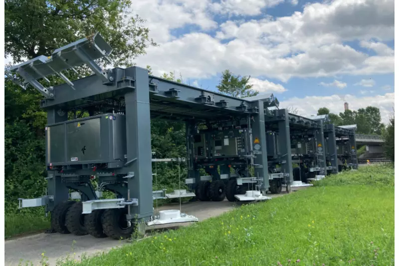 Die Brücke selbst besteht aus einer Auffahrrampe, 18 Portalen, 19 Zwischenstücken und Abfahrrampe. Für diese imposante Konstruktion liefert Cometto 22 Power-Pack-Einheiten, 22 Ventilblockinseln, 2 Steuerkabinen, 72 MSPE Fahrwerke für die Portale, 8 SPMT Fahrwerke für die Rampen, 16 ModulMAX SP-E Fahrwerke für die Rampen und das Satelliten-Navigationssystem für die komplette Brücke. 