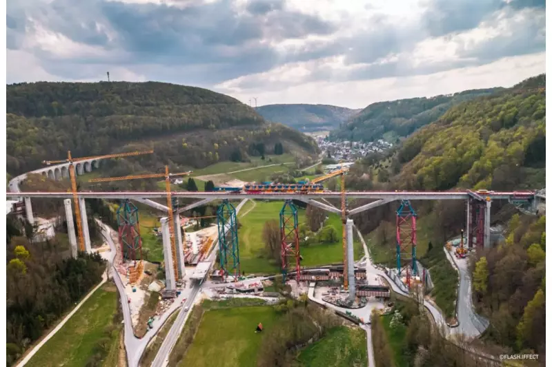Ein Meilenstein beim Ausbau der ICE-Verbindung zwischen Stuttgart und Ulm ist die Errichtung der 485 m langen Filstalbrücke.