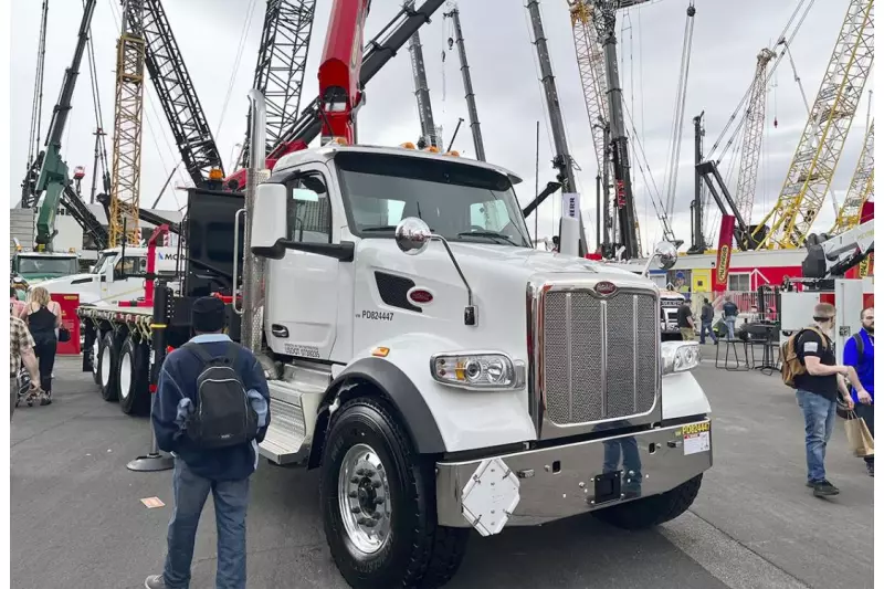 Truck-Fans kamen voll auf ihre Kosten. Dieser Peterbilt-Hauber mit Palfinger-Aufbau wird es vermutlich leider nicht auf unsere Straßen schaffen.