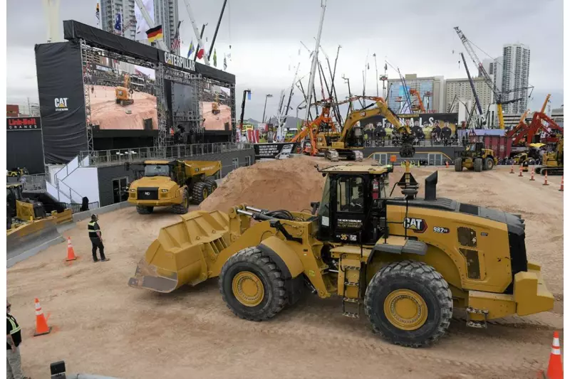 Auf dem Heimatmarkt trumpfte Caterpillar mächtig auf und sorgte für Action auf der größten Showfläche. Hauptdarsteller in diesem Set: der Cat 982 XE mit 35 t, 301 kW und einer um bis zu 35 % verbesserten Kraftstoffeffizienz.