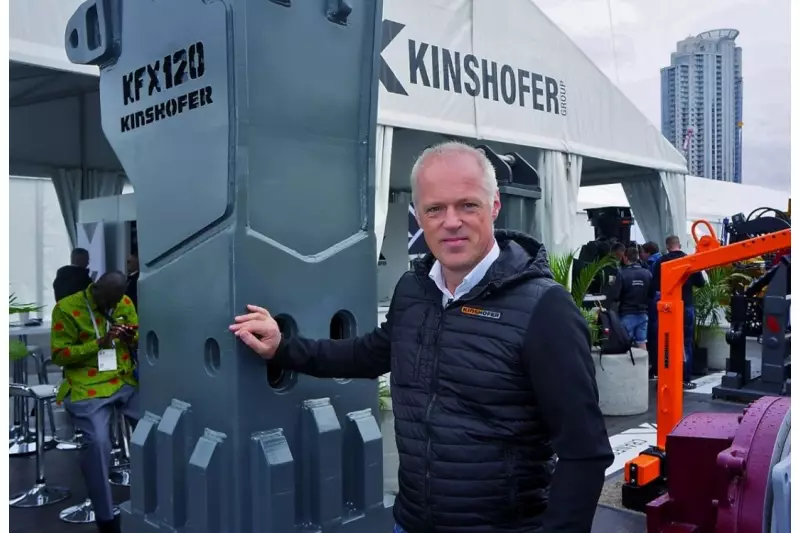Thomas Friedrich, Geschäftsführer Kinshofer, vor dem Hydraulikhammer KFX120. Er eignet sich für Bagger von 60 bis 110 t Einsatzgewicht.