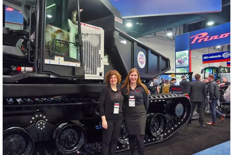 Messestand in edlem Design in Schwarz und Rot. (V.l.) Marie-Elaine Dion und Katrin Baumann, Prinoth, bildeten das kompetente Beratungsteam.