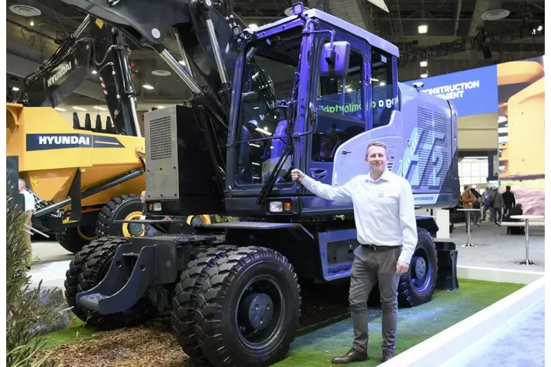 Den H2-Bagger von Hyundai samt Wasserdampf-Kostprobe aus dem Auspuff kennen wir von der bauma. Auch in Las Vegas war er ein Highlight, präsentiert von Lee Appleby, Head of Marketing.