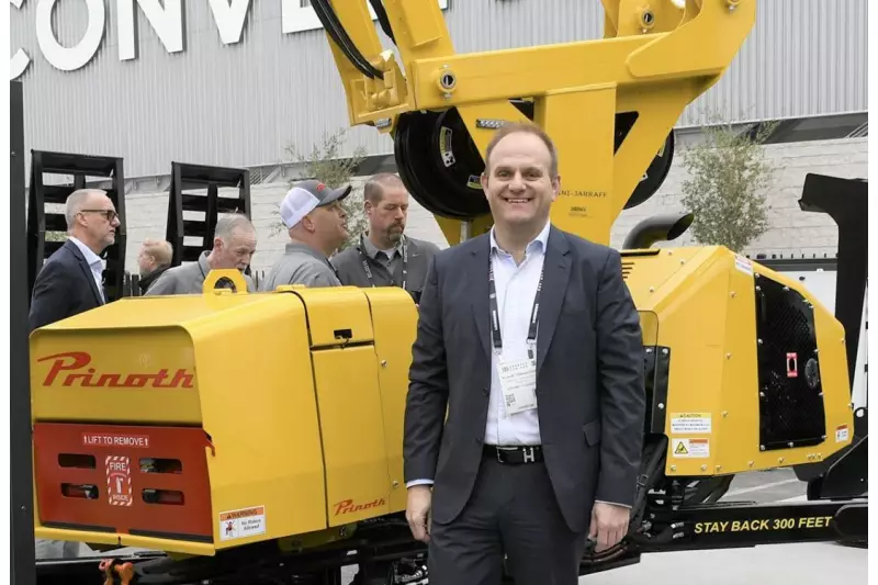 Klaus Tonhäuser, Vorsitzender des Vorstands von Prinoth, vor der Mini-Jarraff. Hinter ihm ragt der Arm mit 60-cm-Sägeblatt zum Beschneiden von Bäumen fast 17 m in die Höhe.