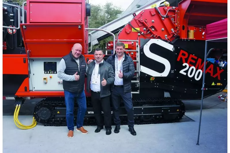 (V.l.) Manfred Zwick, MZ Mediaverlag, Helmut Haider und Norbert Dieplinger, SBM Mineral Processing, mit ihrem Hauptdarsteller in Vegas: dem Remax 200 Prallbrecher.