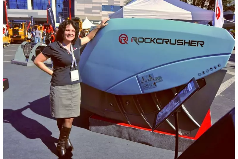 Sabine Piasecki präsentierte den neuen Markennamen Rock.zone. Er vereint die Rockwheel Anbaufräsen, Rockcrusher (ehemals Hartl Crusher) sowie Rockscreener unter einer Marke.