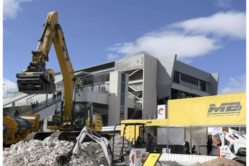 Einen Haufen Arbeit hatte sich MB Crusher vor den Stand gelegt. Das Publikum hat‘s gefreut und hat interessiert beim Brechen, Sieben und Sortieren zugeschaut.