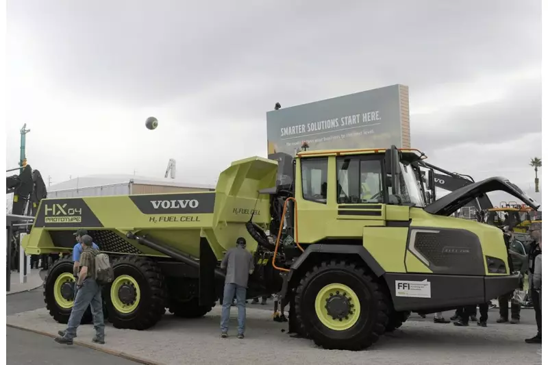 Gelb-grüner Ausblick in die Zukunft. In ca. 7,5 Minuten soll der Volvo HX04 Prototyp mit Brennstoffzelle 12 kg Wasserstoff tanken und damit rund 4 Stunden unterwegs sein können.