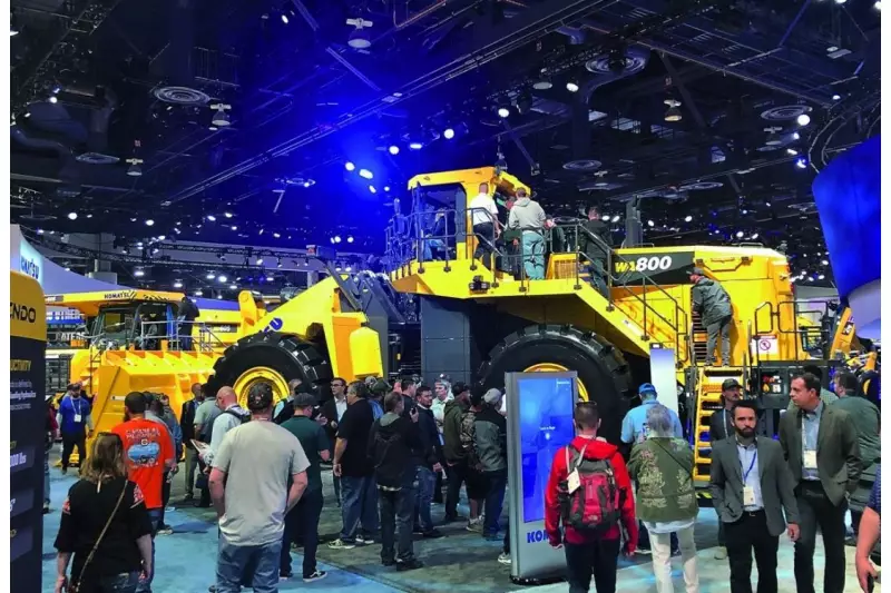 Komatsu präsentierte sich gewohnt groß auf der Conexpo. Unwiderstehlicher Publikumsmagnet zum Anfassen und Reinklettern war der Radlader WH800. 