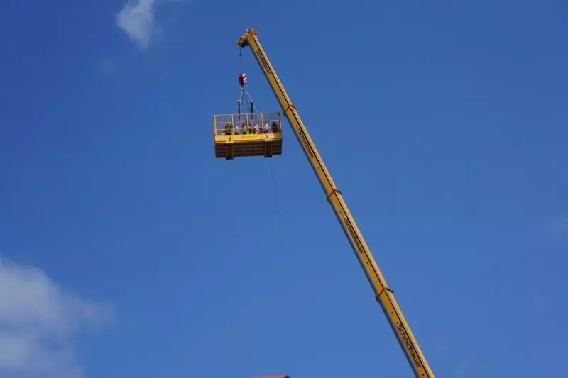 Schmidbauer Autokrane stellte einen Kranlift, der die Besucher auf 64 m Höhe hob.
