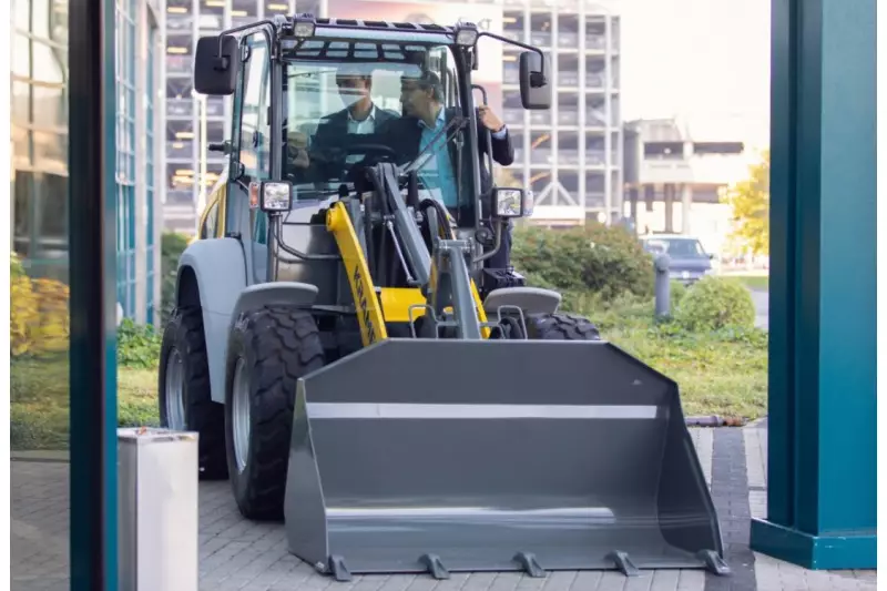 Vor dem Eingang konnte ein 5055e von Kramer genau begutachtet werden. Die Maschine ist sehr kompakt und dabei aufgrund der Allradlenkung äußerst wendig. Für den Fahrantrieb ist ein Elektromotor verbaut, der hohe Leistung bei guter Auflösung zur Verfügung stellt.