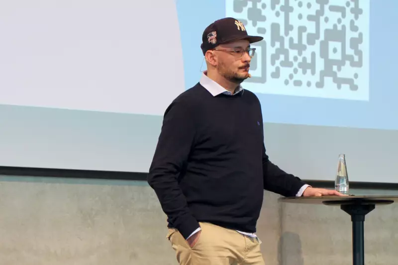 Wie der Mittelstand sich die KI zu nutze machen kann, weiß Michael Zschiesche, Geschäftsführer Klimek Schneider. Er demonstrierte anhand einer Übersetzungs-KI, welche Anwendungen heute schon möglich sind. Quelle: Treffpunkt.Bau
