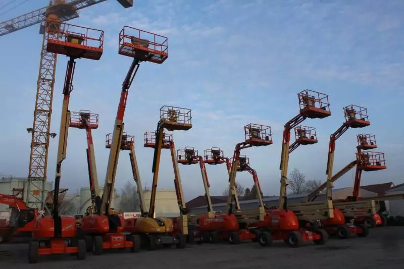 Geräte von renommierten Arbeitsbühnen-
Herstellern wie JLG, Haulotte,
Genie, Teupen, PB Lifttechnik,
Manitou, Omme Lift, Oil & Steel,
CTE, Palfinger, Ruthmann, Merlo
und Kramer sind im Mietpark.