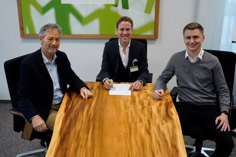 Bei der Vertragsunterzeichnung (von links nach rechts): Alfred Endl, Geschäftsführer Vertrieb bei SENNEBOGEN, Janne Wartiovaara, Geschäftsführer von Rotator Oy, und Benjamin Ehrlich, Gebietsverkaufsleiter bei SENNEBOGEN.