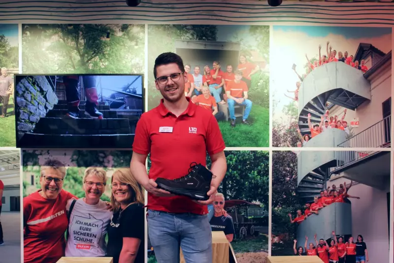 Sicherheitsschuhe müssen schützen, bequem sein und optimal passen. Maximilian Reinhardt, International Key Account Manager bei Elten, weiß Rat, wenn im Arbeitsalltag der Schuh drückt. Er zeigte uns die Highlights der neuesten Kollektion. Quelle: Dieter Arl
