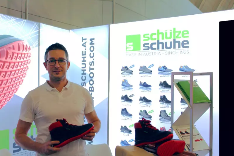 Die Gesundheit erhalten und das Wohlbefinden fördern will Schütze Schuhe. Maßgefertigt für das Arbeiten auf Dächern ist der Dachdeckerprofi KH S3 Sicherheitsschuh mit besonders rutschfester Sohle, den Sven Schedlbauer präsentierte. Quelle: Dieter Arl
