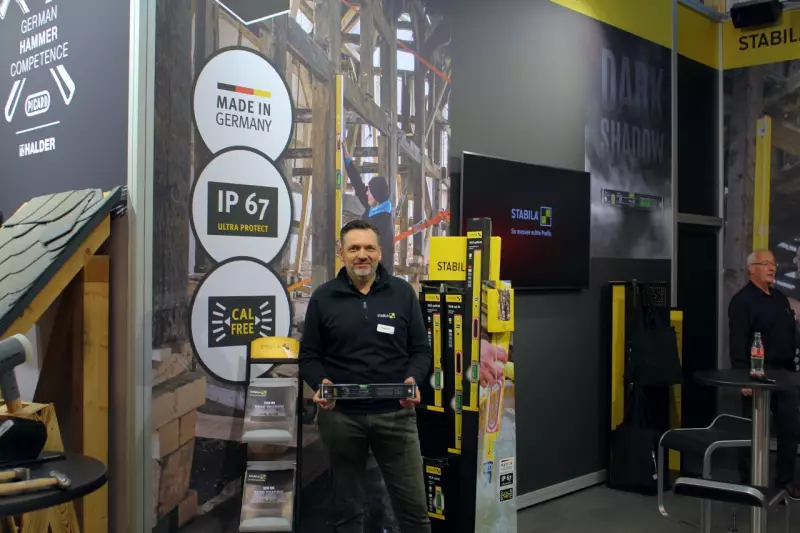 Gute Werkzeuge – gute Arbeit. Stabila fertigt präzise Messwerkzeuge, auf die sich Profis jederzeit verlassen können. Mit der Elektronik-Wasserwaage Tech 196 „Dark Shadow“ hatte Michael Schuh ein Sondermodell zum Vorteilspreis zur Hand. Quelle: Dieter Arl
