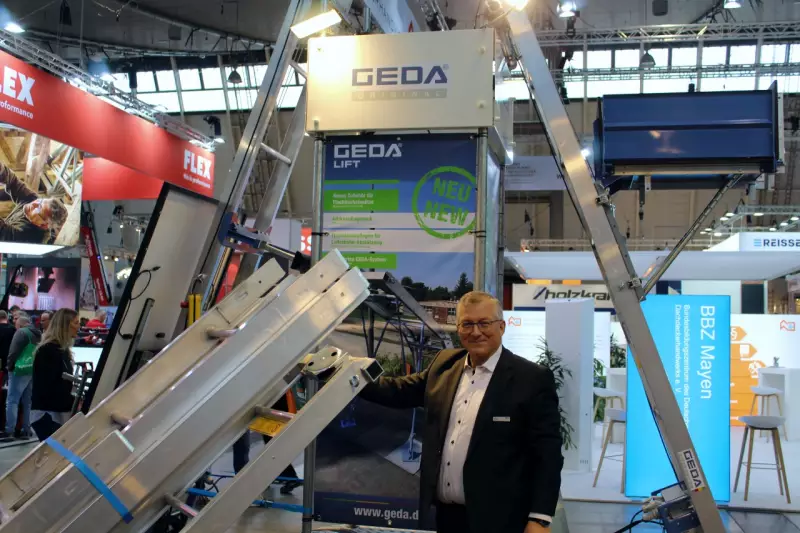 Geda ist der Transportprofi, wenn es in die Höhe geht. Gebietsverkaufsleiter Günter Theiner zeigte in Stuttgart spezielle Produktlösungen für Dachprofis, um den Arbeitsalltag zu erleichtern und sicher und effizient zu arbeiten. Quelle: Dieter Arl
