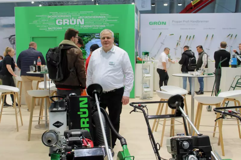 Absturzsicherungen, Bautechnik, Dachdeckergeräte und Sicherheitstechnik: Die Grün GmbH beschäftigt sich seit Jahrzehnten mit der Entwicklung und Produktion von Spezialmaschinen für den Bausektor. Über die Neuheiten sprachen wir mit Jörg Kalbitzer. Quelle: Dieter Arl
