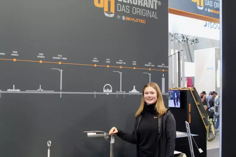 Skylotec zählt weltweit zu den führenden Herstellern für Schutzausrüstungen. Innovationen für die Sicherheit folgen Schlag auf Schlag, wie uns Celine Reimann auch anhand der Zeitleiste für Sekurant Anschlagpunkte demonstrierte. Quelle: Dieter Arl

