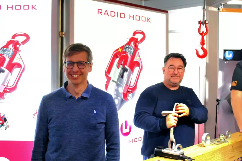 Der LudwigHook ist ein ferngesteuert auslösbarer Haken mit 2 t oder 5,3 t Nutzlast. Über die Vorteile hinsichtlich Sicherheit und Effizienz informierten Geschäftsführer Peter Ruf (l.) und Edwin van Zitteren, International Sales Manager. Quelle: Dieter Arl
