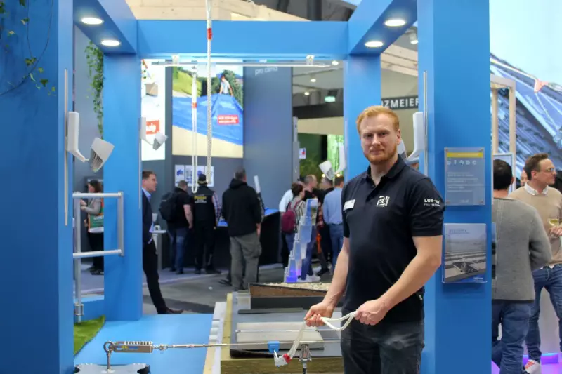 LUX-top von ST Quadrat sind innovative und patentierte Absturzsicherungssysteme. Auf der Dach & Holz zeigte uns Tobias Mayer Lösungen, die den höchsten Sicherheitsnormen entsprechen und in der Praxis erprobt sind. Quelle: Dieter Arl
