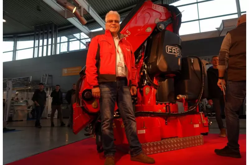 Wolfgang Feldmann, Fassi Geschäftsführer Deutschland, vor einem F385A e-dynamic Ladekran. Diese Krane verbinden außergewöhnliche Hubleistung mit einer auf Mindestmaße beschränkten Maschine.