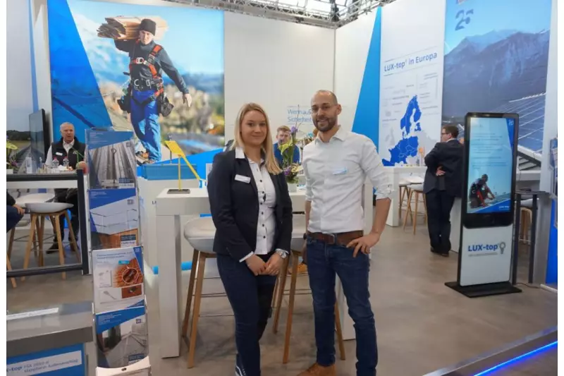 Anspruchsvolle Lösungen für Personensicherheit und Service präsentierten die Absturzsicherungsprofis Lisa Ziermann, Vertrieb ST Quadrat Fall Protection S.A., und Daniel Pützstück, Marketing.