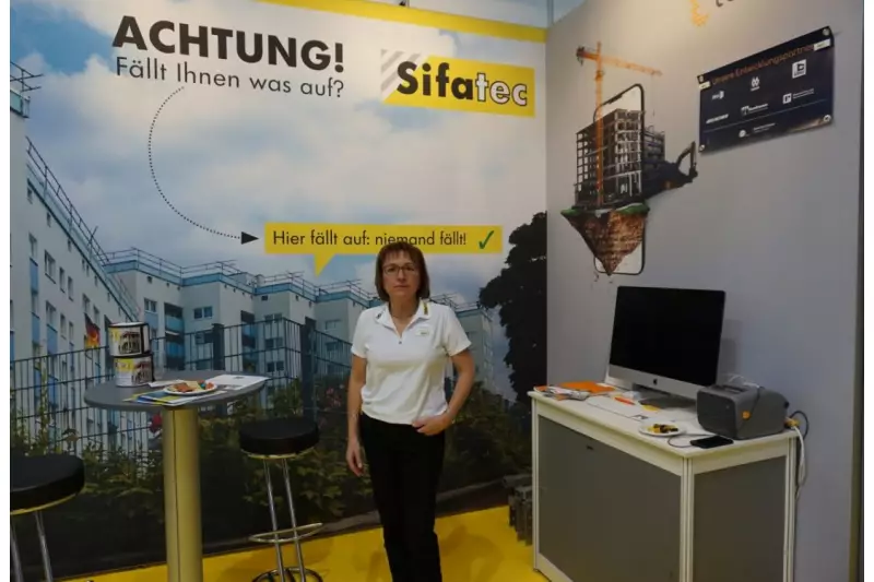 Über die Absturzsicherungsprodukte für Flachdächer sowie den Hallen- und Solarbau beriet Pia Maria Simon, Büro und Verwaltung Sifatec GmbH & Co. KG, interessierte Fachbesucher.
