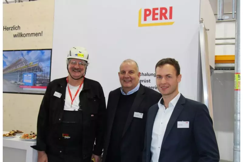 Geballte Peri-Power (v.l.): Josef Lechner, Klaus Gröbmayr und Armin Fritz zeigten das Fassadengerüst
„PERI UP Easy“, welches sich ideal für eine einfache bzw. schnelle Montage – egal ob in Rahmen- oder
Stielbauweise – eignet.
