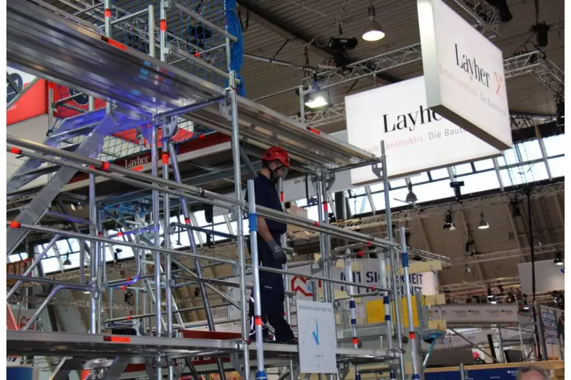 1965 revolutionierte das Layher Blitz Gerüst den Gerüstbau, seit 1974 ist das Layher AllroundGerüst weltweit im Markt. Wie schnell das Gerüst auf- und abgebaut werden kann, demonstrierten Layher-
Mitarbeiter bei regelmäßigen Vorführungen.
