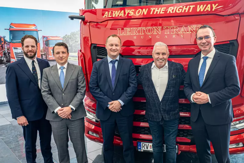 Von links nach rechts: Daniel J. Heller (Sales Manager von DAF Hungary Kft.), Dávid Kiss (European Sales Direktor von DAF Trucks), Ferenc Ujszászi (Geschaftsführer von DAF Hungary Kft.), Bálint Révész (Gründer und Inhaber der Révész Logisztikai Holding Zrt.) und Harald Seidel (Präsident von DAF Trucks).