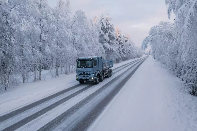 Moderne Assistenzsysteme, robuste Baukomponenten und die strategische Ausrichtung von Mercedes-Benz Trucks auf lokal CO2e-freie Antriebe unterstreichen den Anspruch, elektrische Nutzfahrzeuge auch für anspruchsvolle Ganzjahreseinsätze im Bauwesen bereitzustellen.