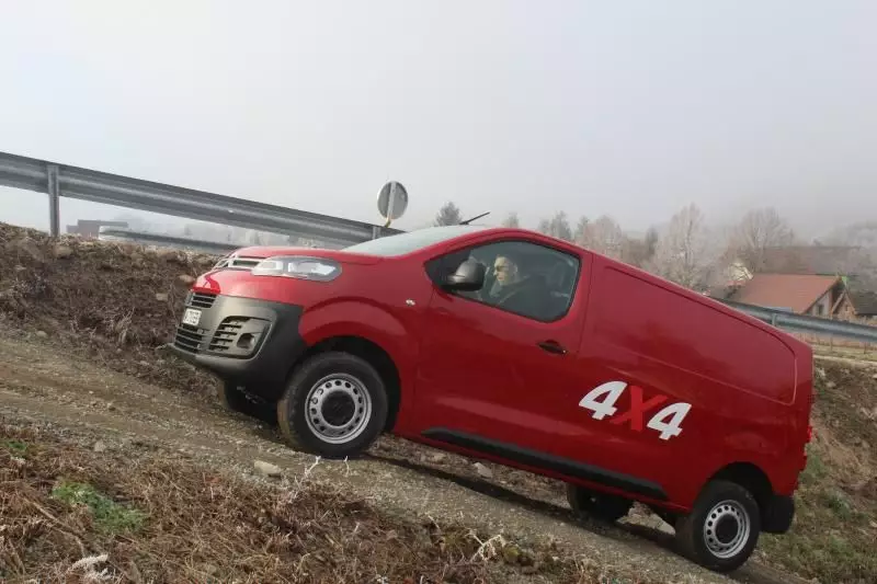 Ein Citroen Spacetourer beim Anfahrtstest bei ca. 30°-Steigung.