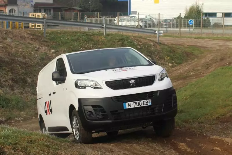 Ein Peugeot Expert auf der Teststrecke in Sentheim.