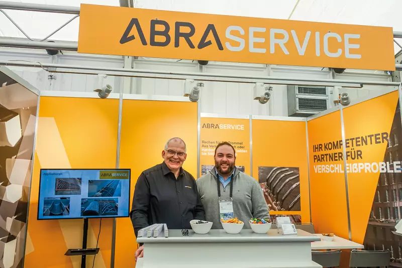 Gute Laune herrschte bei Abraservice: Guido Gellrich, Key Account Manager (links), und Hüseyin Kayadibi, Key Account Manager bei SSAB, berieten Fachbesucher zu Verschleißlösungen für stark beanspruchte Komponenten im Asphalt- und Straßenbau. Quelle: Treffpunkt.Bau