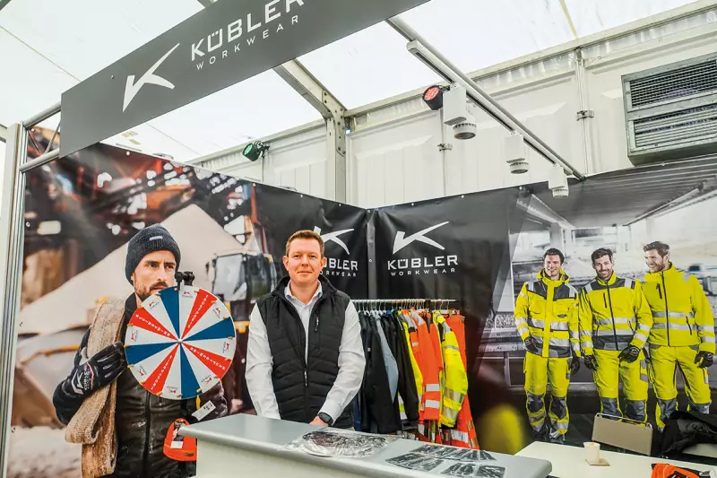 Funktionale Arbeitsbekleidung für anspruchsvolle Baustelleneinsätze präsentierte Kevin van den Brand, Head of Sales Retail North Region + Benelux bei Kübler Workwear. Sie kombiniert Schutz, Komfort und gute Sichtbarkeit für den Baustellenalltag. Quelle: Treffpunkt.Bau